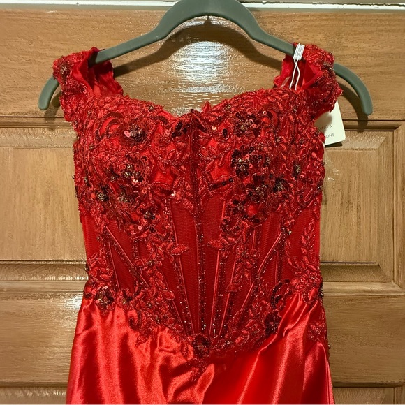 Elegant Red Beaded Mini Dress - Picture 2 of 6